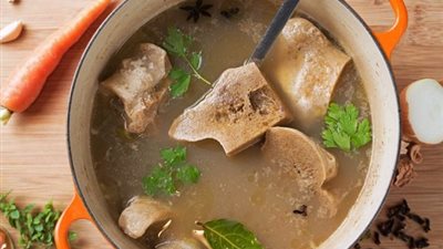 من بينها تحسين صحة القلب.. فوائد مرق العظم