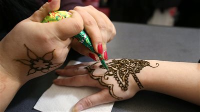 في عيد الفطر.. تحذير للفتيات من مخاطر نقوش الحناء السوداء
