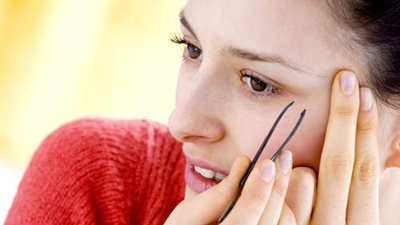 «الملقاط الحل».. تعرفي على أفضل طريقة لتنظيف الوجه دون الذهاب لـ«الكوافير» | فيديو