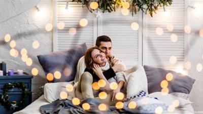 «شموع ورومانسية وفستان زفاف».. أجواء العيد في سنة أولى زواج