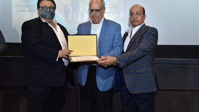 المخرج خالد جلال يكرم أسر الشهداء في الهناجر