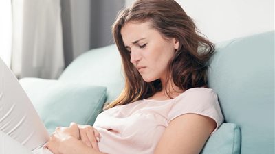 من بينها بذور الشمر وزيت الزيتون.. أفضل 10 طرق لعلاج الإمساك 