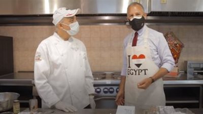 «أنا أحب مصر» شعارًا له.. سفير أمريكا بالقاهرة يصنع الكعك