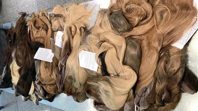 الجمارك تحبط محاولة تهريب عدد من باروكات الشعر الطبيعى 