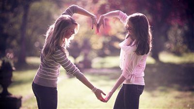 المشي والأكل والأسئلة.. 3 ألعاب تقوي من علاقة الصداقة