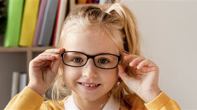 أسباب رقرقة العين عند الأطفال وروشتة العلاج.. فيديو