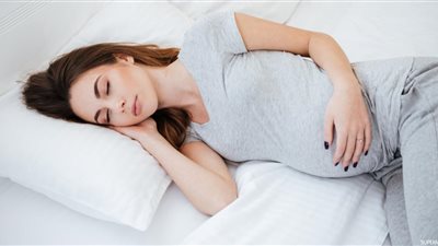 تعرفي على الطريقة الصحيحة لنوم السيدة الحامل.. فيديو