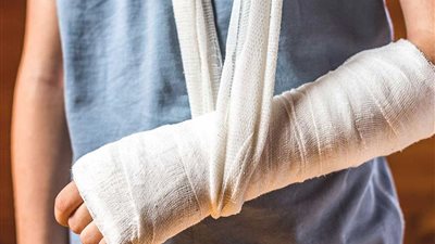 طرق سهلة للتعافي من كسر الرسغ بشكل أسرع 