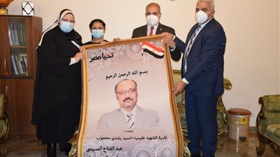 قيادات جامعة الأزهر يسلمون هدية السيسي لأسر شهداء الجيش الأبيض