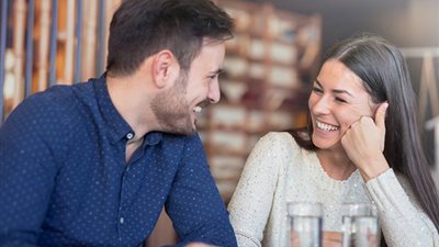 4 علامات تفضح حب الرجل لكِ.. «البحلقة» أثناء الحديث الأبرز 