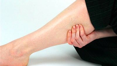 تعرفي على أهم 5 أسباب لآلام أسفل الساق.. أبرزها عرق النسا