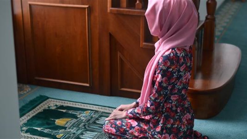 امرأة تصلي