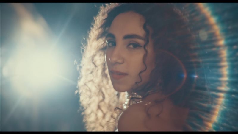أصدقاء بطلة «100