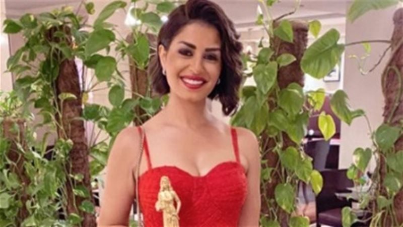 الفنانة منة فضالي