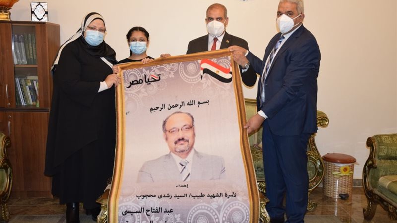 جامعة الأزهر يسلمون