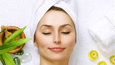 أسرار من دفاتر الجمال.. روتين هام للعناية بالبشرة والشعر قبل النوم