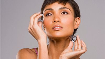 خبيرة تجميل تقدم أفضل طريقة لاستخدام مكعبات الثلج على البشرة