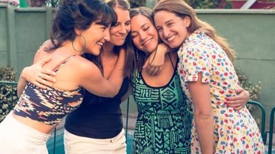 تحذير من صديقات الزوجة.. وخبير: «يهدمن البيوت»