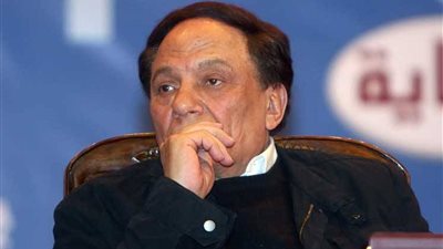 عادل إمام يُغازل ابنته سارة: «حبة الفراولة».. فيديو