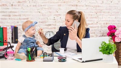 «المرأة العاملة» بين نار الوظيفة وجنة الأسرة.. وفتيات: «شغلي يعني ذاتي»