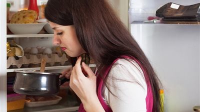 هذه الطرق تخبرك.. علامات فساد الطعام
