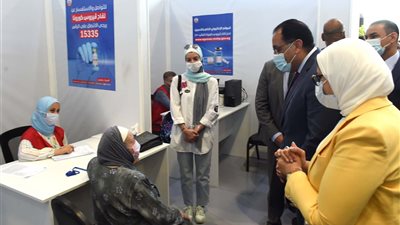 رئيس الوزراء يتفقد مركز لقاحات كورونا الرئيسي بأرض المعارض بمدينة نصر