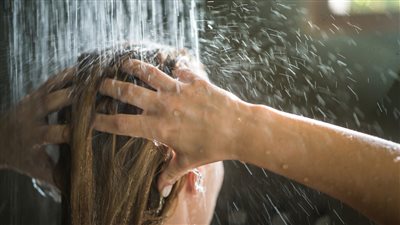 «بتلفي شعرك بالفوطة».. احذري هذه العادات السيئة أثناء الشاور للحفاظ على شعرك وبشرتك