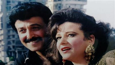 أسطورة ومش سهلة.. هذا ما قاله سمير غانم عن دلال عبد العزيز| فيديو