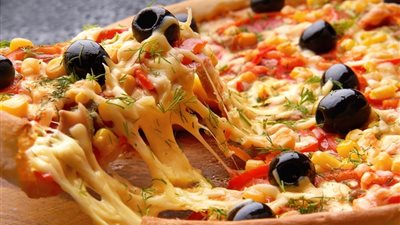 طريقة عمل عجينة البيتزا في البيت كأشهر المحلات