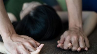 آية تصرخ أمام محكمة الأسرة لطلب الخلع: «انجدوني من جوزي وأخويا»