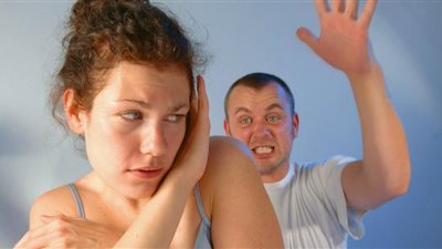 «جوزي بيضربنا لو جوعنا».. منيرة تطلب الطلاق أمام محكمة الأسرة