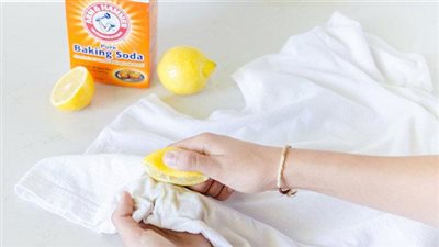 حيل لإزالة بقع العرق من الملابس البيضاء