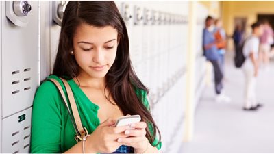 خبير: مراقبة هاتف ابنك المراهق تفقده شخصيته وثقته بنفسه