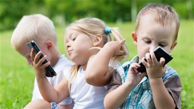 استشاري يُحذر الأمهات: هذا ما يفعله الموبايل بأطفالكم (فيديو)