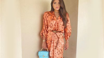 طرق تنسيق شنطة مع الملابس مثل المشاهير