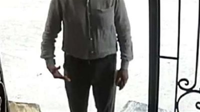 حاول إغراءها بشراء ملابس جديدة.. ضبط المتهم بالتحرش بطفلة في مدخل عقار الطالبية