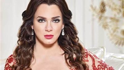 سلاف فواخرجي تخطف الأنظار بالشعر الأحمر