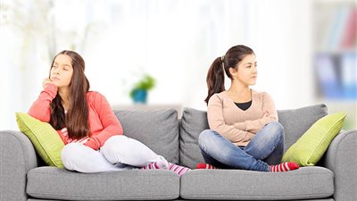 ازاي اتعامل مع ابنتي المراهقة التي تكذب؟.. ومتخصصة تُجيب: امنحيها الثقة 