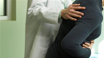 «لو اتصبتي بتسمم الفاكهة».. تعرفي على الإسعافات الأولية| فيديو