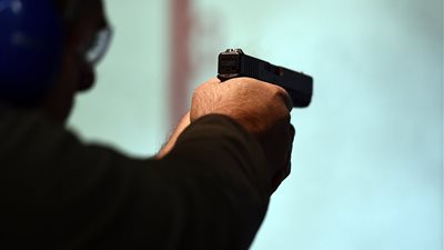 في عز النهار.. رجل يُطلق النار على زوجته بـ الإسماعيلية