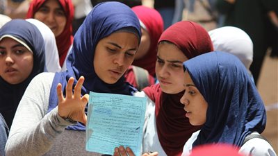 طالبات الثانوية العامة يؤدين أول أيام الامتحان التجريبي