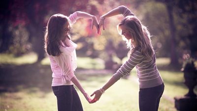  لها حدود وخطوط حمراء ..5 قواعد لـ«إتيكيت» الصداقة