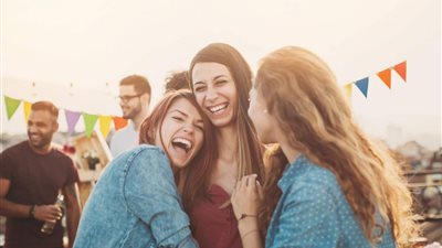 طبيب حساسية: القهقهة تزيد المناعة بنسبة 40%| فيديو