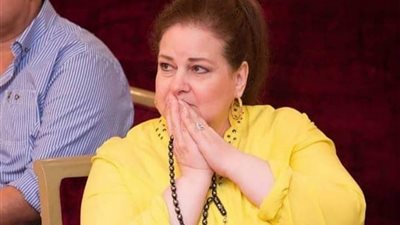 «برتاح كده».. دلال عبد العزيز تكشف سر السبحة الحمراء