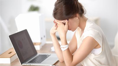 لأكثر من 55 ساعة.. الصحة العالمية: ساعات العمل الزائدة تسبب الموت | فيديو