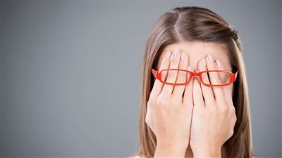 «الخجل» سلوك طبيعي أم حالة مرضية؟.. خبير تنمية بشرية: «لا ده.. ولا ده»