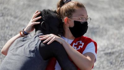 فتاة تواسي مهاجرًا أفريقيًا بالأحضان.. ووزيرات حكومة أسبانيا: «شكرًا لونا»