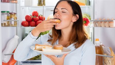 تحذير للنساء.. «الأكل على الواقف» يُصيب بالعقم