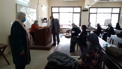 عميدة الدراسات الإنسانية بالقاهرة تشيد بانضباط الطالبات خلال الامتحانات 