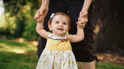 تحذير للأمهات الجدد.. لا ترفعي طفلك الصغير من الذراعين